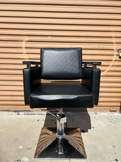 Black Hydraulic Barber Salon Chair