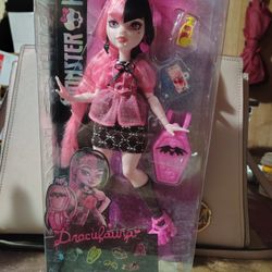 Monster High Day Out Draculaura doll. 