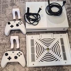 Xbox One S + 2 Controllers + Console Wall Mount + 2 Controller Mounts Great Condition