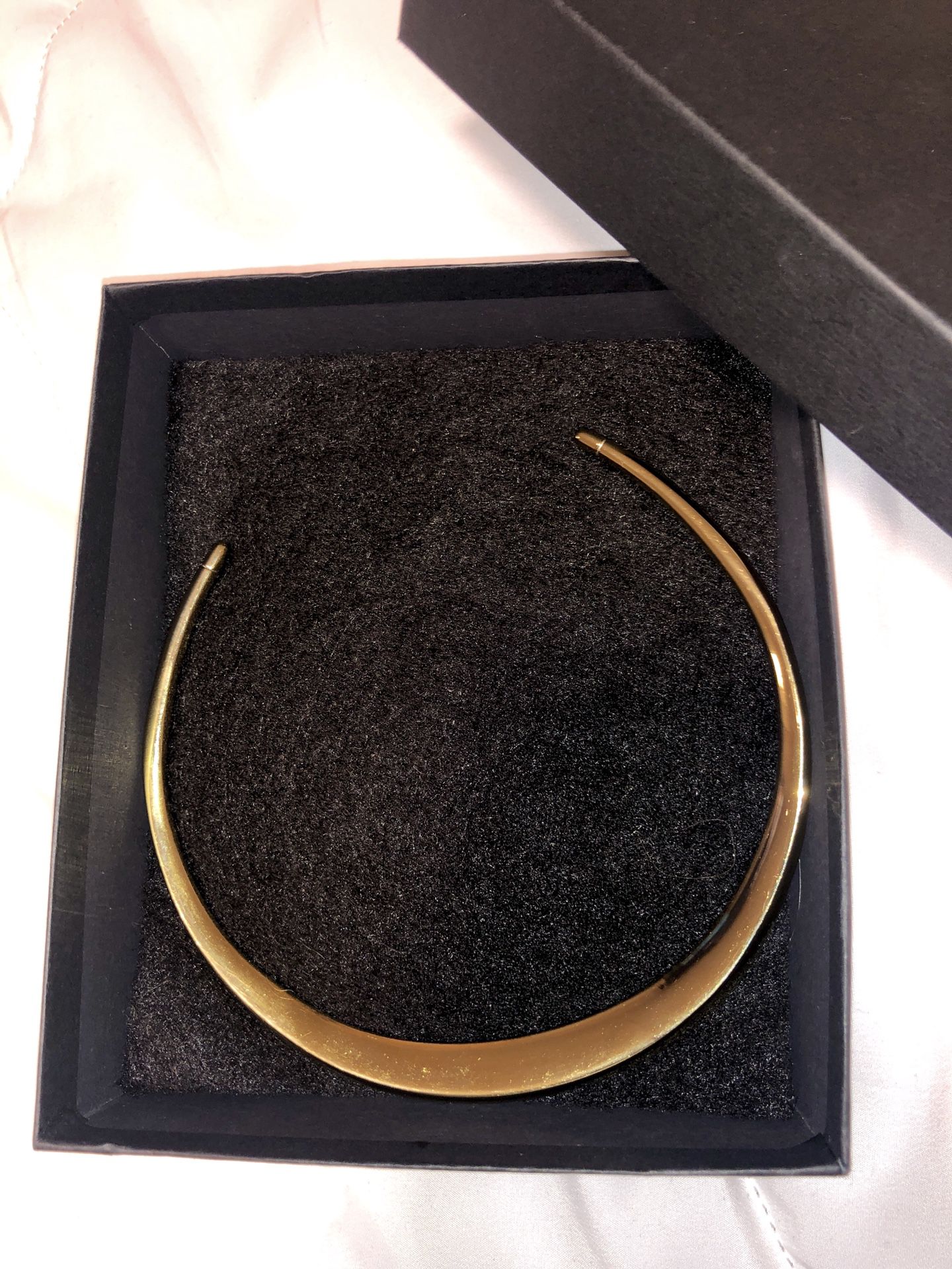!MUST GO GIVE ME YOUR BEST OFFER! Necklace gold (MICHAEL KORS) fits anybody used great condition comes with a black box