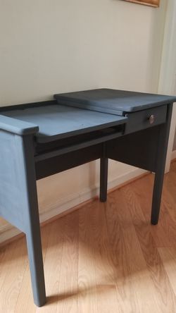 Desk with adjustable height and drawer with free lamp