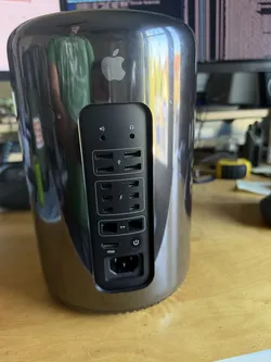 Share Apple Mac Pro Late 2013 12-Core Xeon E5 64GB Memory 500GB SSD Storage Dual D500