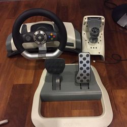 xbox 360 steering wheel + pedals , comes w battery pack and wires 