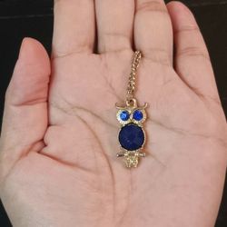 The Little Blue Owl Pendant, Long Gold Color  Chain Necklace. (Collar Con Pendiente De BUO)