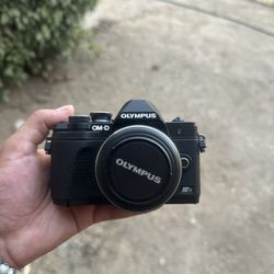 Olympus V207111BU000 DigitalCamera w/ 14-42mm