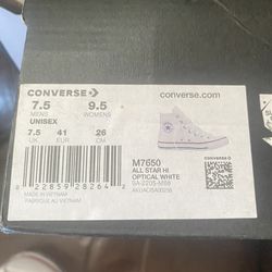 Tenis blancos converse  puesto sólo una vez para un evento. Muy limpios.