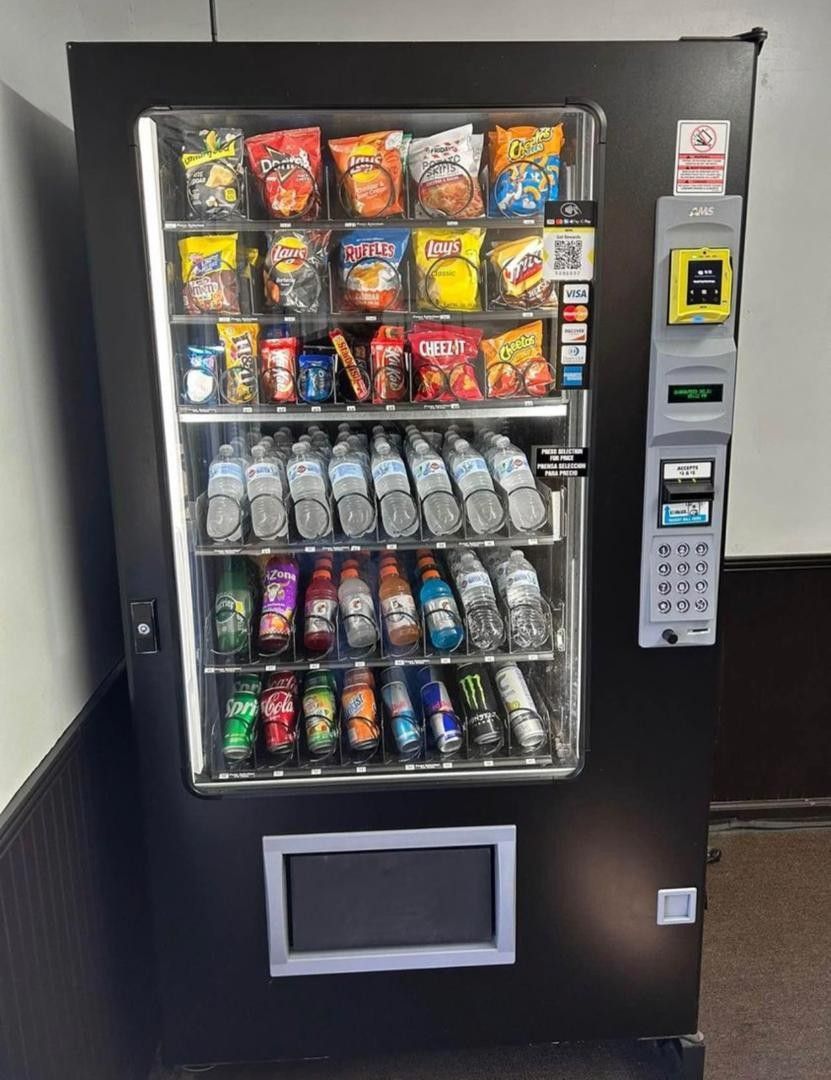 VENDING MACHINE WITH CREDIT CARD READER 