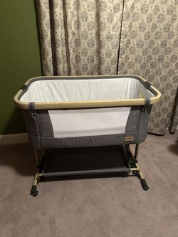 Bassinet Like New, Comes With Fitted Sheet.