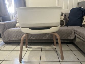 Graco Baby Bassinet with Wood Legs