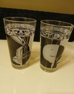 Vintage Warner Brothers glasses. No chips or cracks.