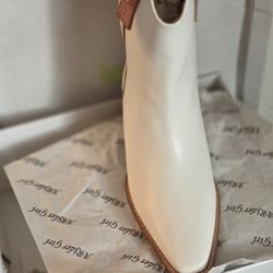 $5  Reign Arider Boots Size 5 5.5, 6 And 6.5 White