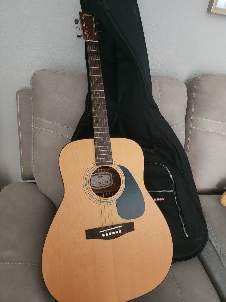 Acustica Guitar And Case In Excelente Condition 
