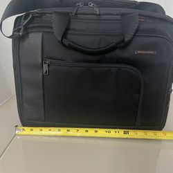 This Briggs and Riley messenger bag is the perfect addition to any professional's collection. Designed to fit laptops up to 15 inches, this black brie