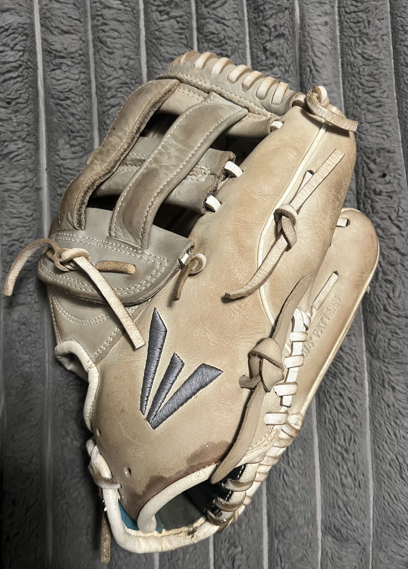 Easton Ghost Softball Series Girls Fast Pitch Glove
