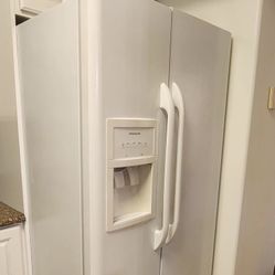 FRIGIDAIRE Refrigerator & Freezer 