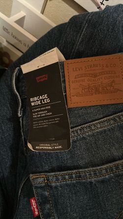 New Levi’s Jeans 24x32 Ribcage Wide $55