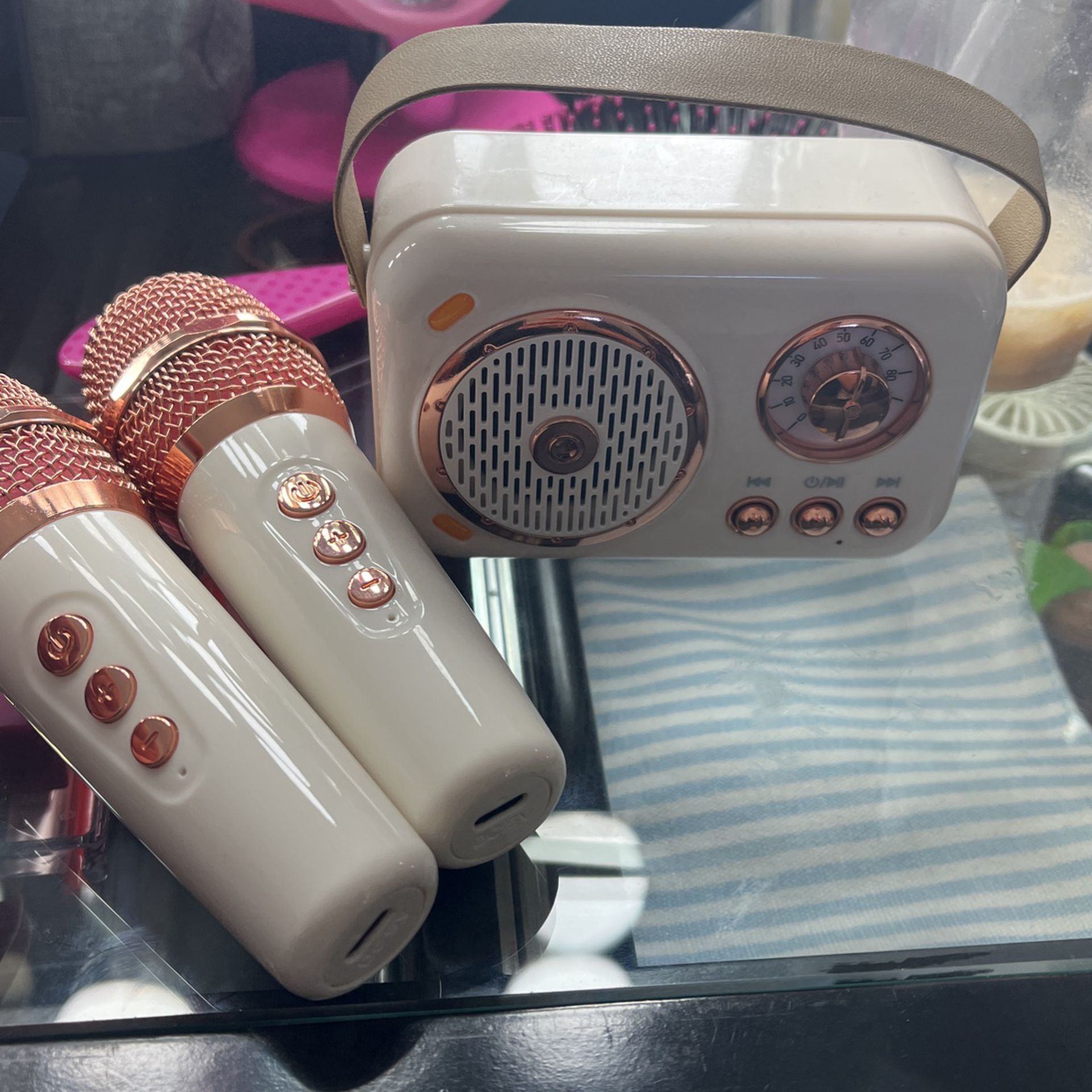 Cute Speaker With 2 Microphones 