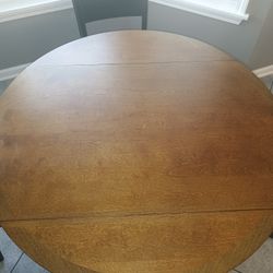 Dining Room Table Set w/ 4 matching chairs.