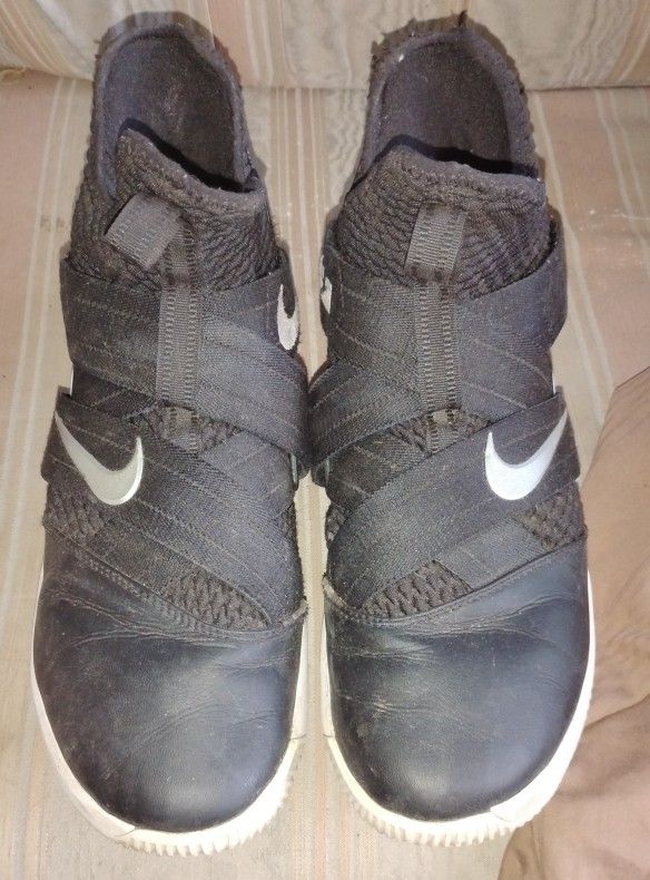NIKE Men's LEBRON Soldier 12 Black Basketball Shoes Sneakers Sz 11 1/2