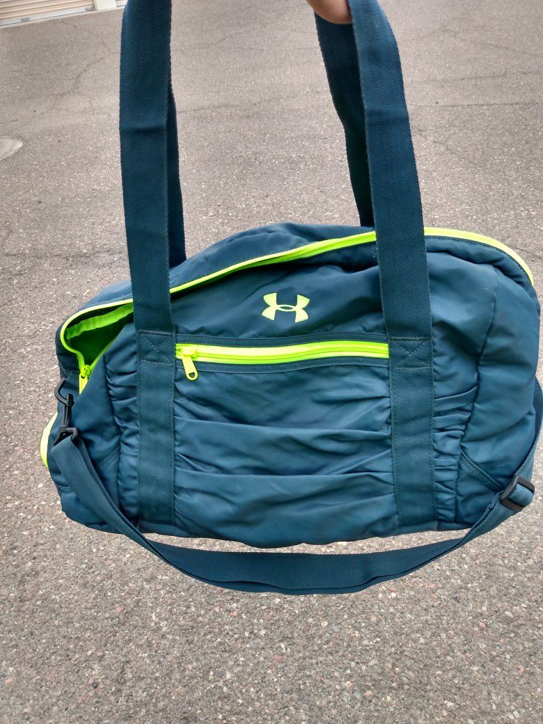 **SLIGHTLY USED** UNDER ARMOUR DUFFLE BAG. I USED IT TWICE FOR WORK. $75 BAG $40 TAKES IT