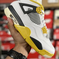 Jordan 4 Vivid Sulfur SIZE 9