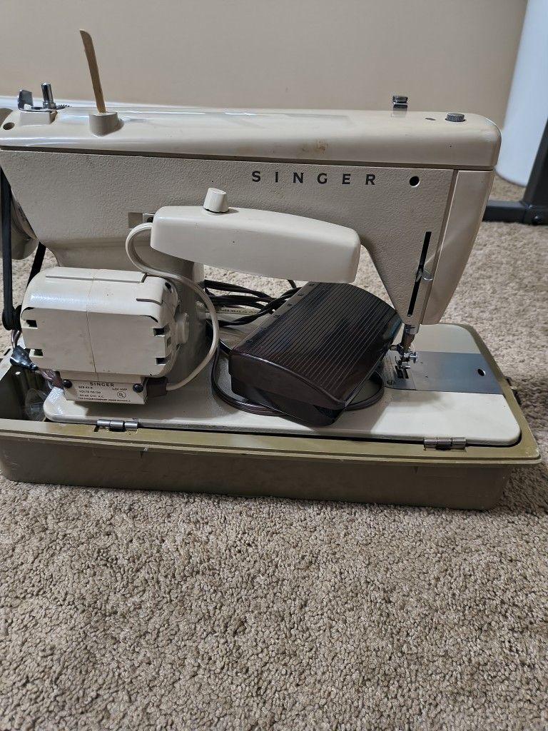 Singer Vintage Sewing Machine Model 237w With Carrying Case Works
