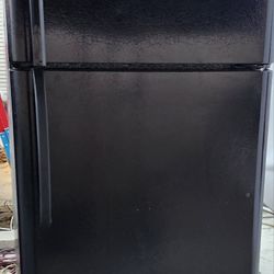 FRI GIDAIRE BLACK REFRIGERATR