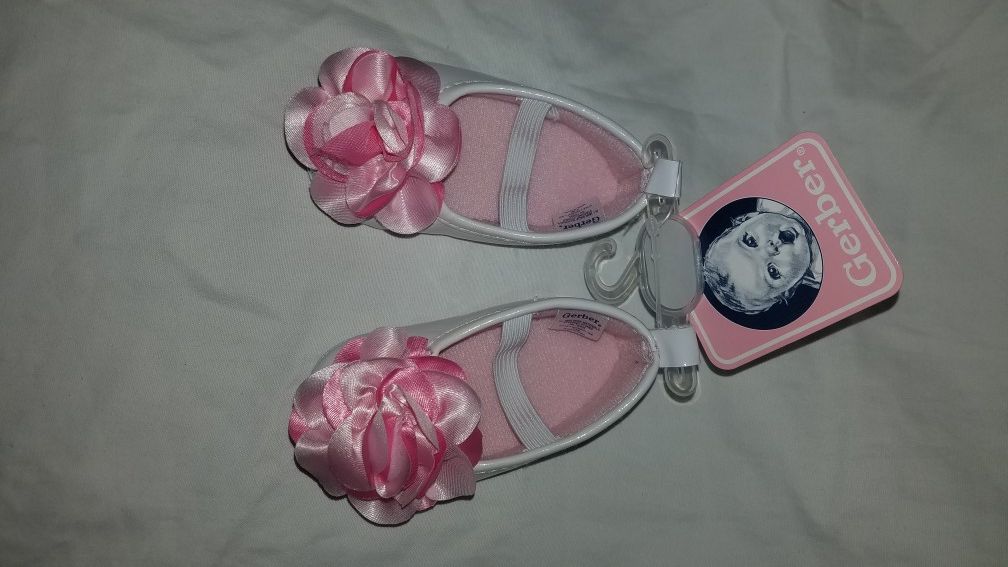 BNWT girls 0-6 months Gerber baby shoes flower detail at toes