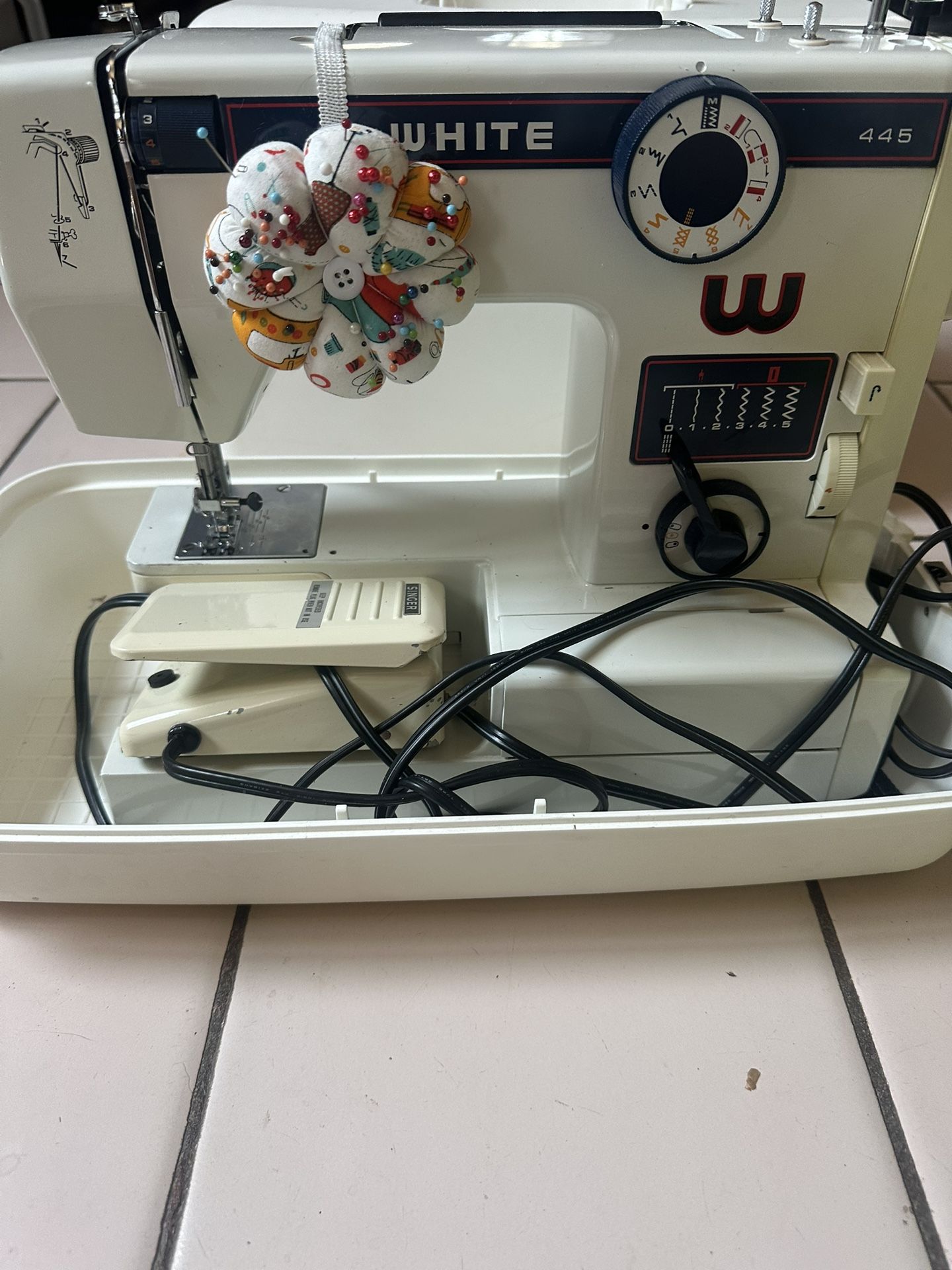 Singer White 445 Sewing machine