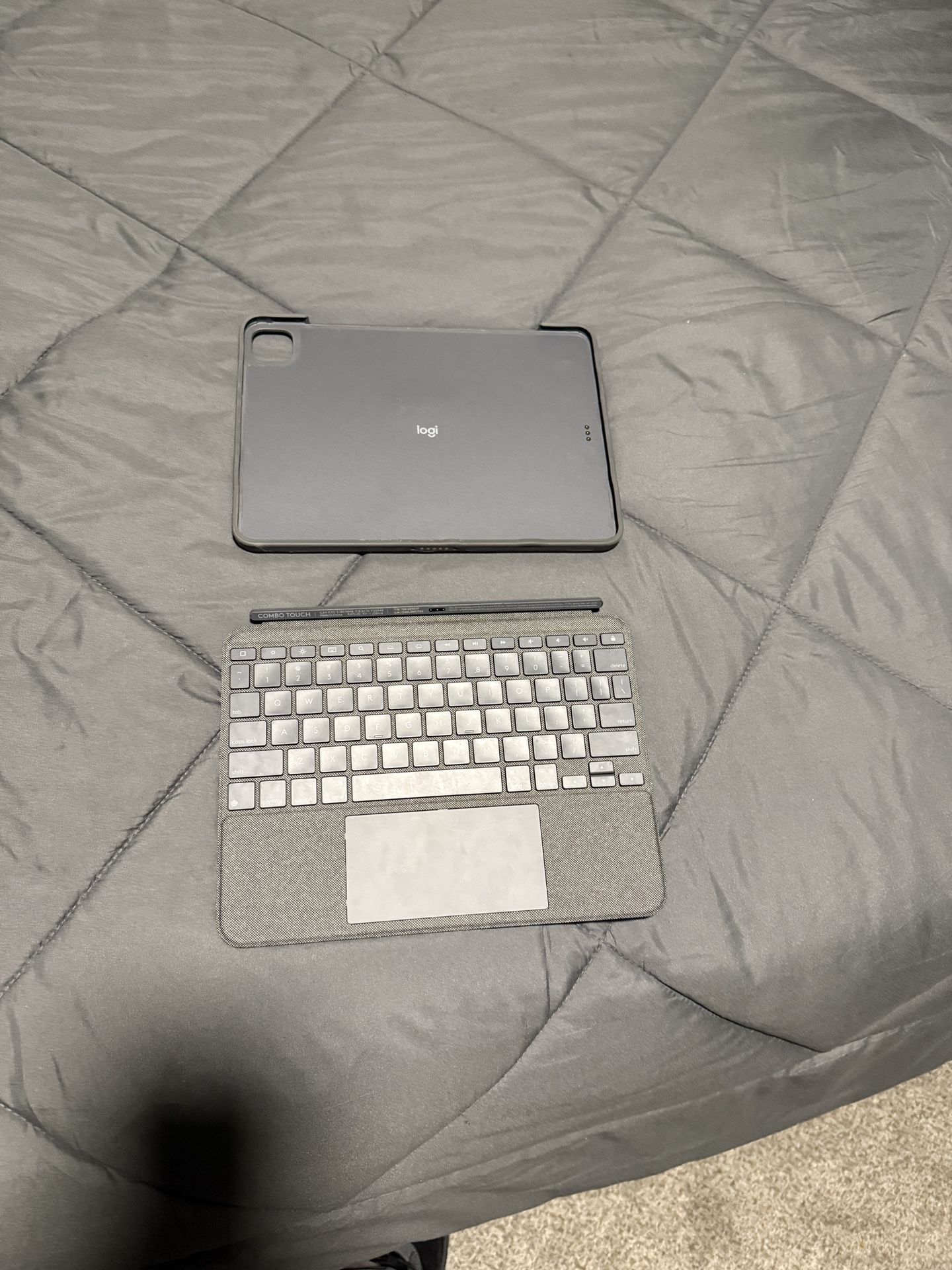 Logitech Combo iPad 11 Pro Case And Keyboard