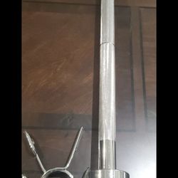 New Olympic 7ft Barbell. Includes Clips