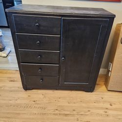 Dresser With Hanging Section