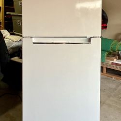 Top Freezer Refrigerator - Magic Chef 10.1 cu. ft.