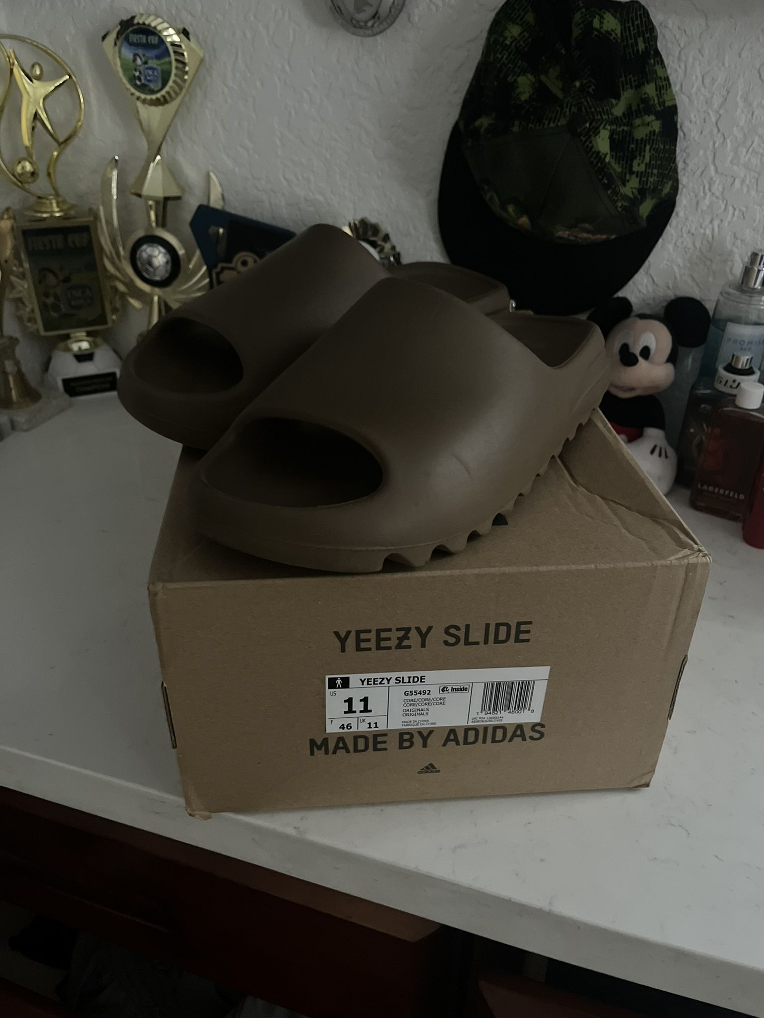 YEEZY SLIDES- MEN SIZE 11