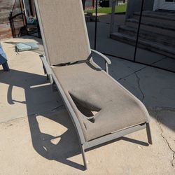 Reclining Lounge Chair (Needs Repair)