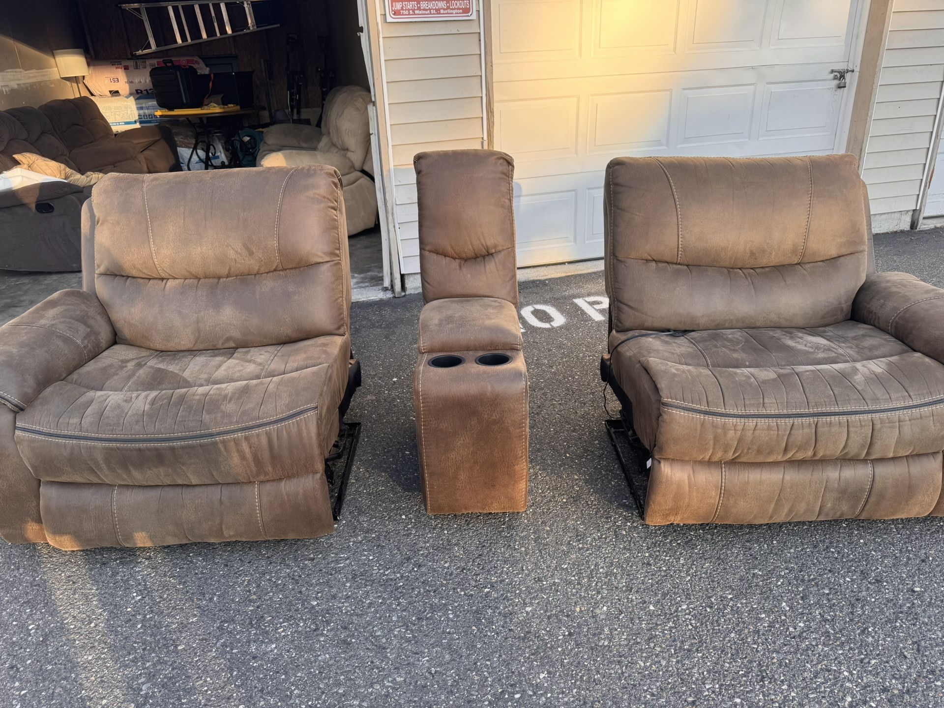 Beautiful reclining sofa (electric) two microfiber brown USB inputs