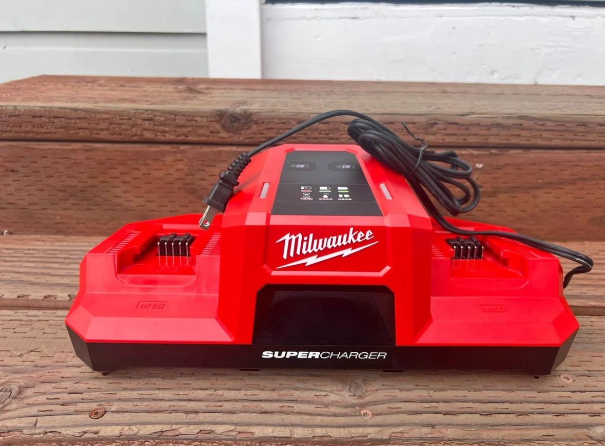 Milwaukee M18 Lithium-Ion Dual Bay Simultaneous Super Battery Charger 1 pc