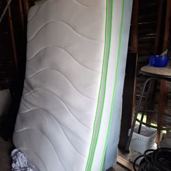 FULL MATTRESS AND BOX SPRING VERY CONFORTABLE EXCELLENT CONDITION 