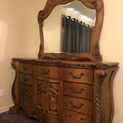 Haverty Solid Wooden Dresser With Mirror