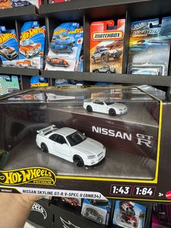 Hot Wheels Premium Nissan Skyline GT-R V-SPEC ll  1:43 + 1:64