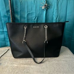 Michael Kors Jet Set Travel Chain Tote Bag in Black Saffiano leather. Negotiable on price if cash In hand