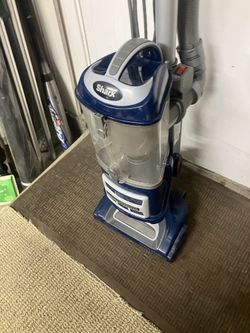 VACUUM SHARK LIFT AWAY PET