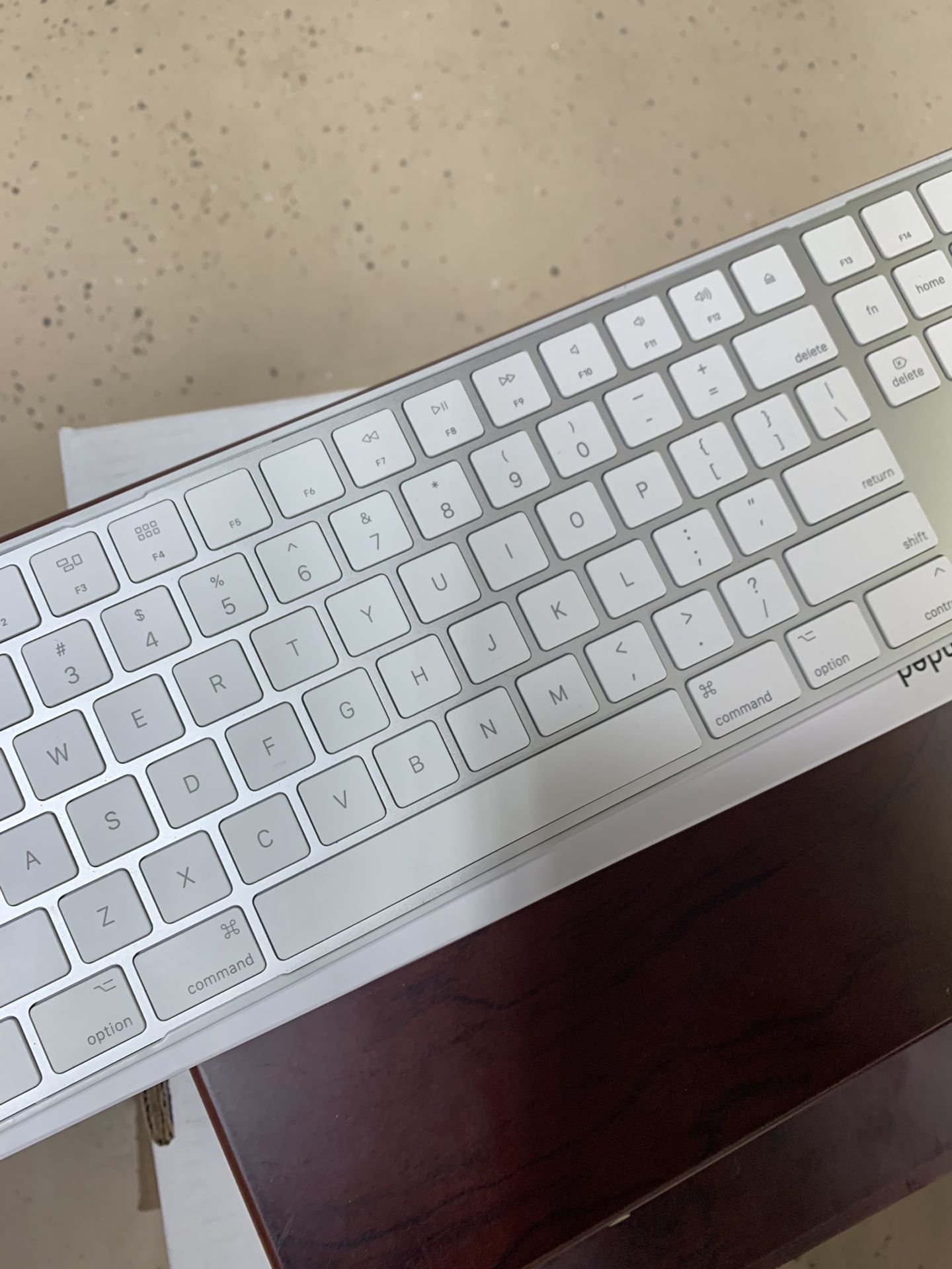 Bebas New Apple Wireless Keyboard And Mouse Pad 