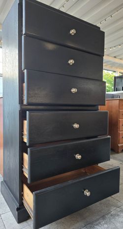 Tall dresser 6 drawers.