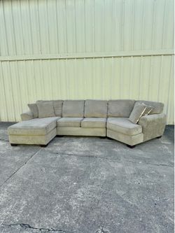 Sectional couch with chaise