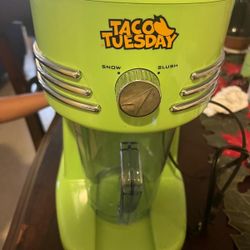 Beverages Slushi Ice Crusher  Like New 