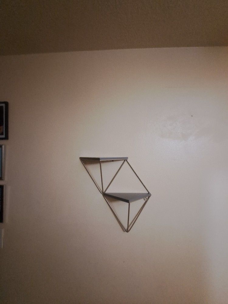 This Two Step Wood and Metal Geometric Triangle Wall Shelf Estante De Madera