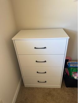 4-Drawer Dresser – Like New