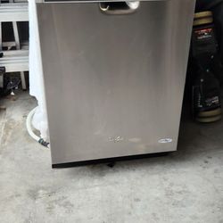 Whirlpool 24 in Dishwasher With Garage Disposal 