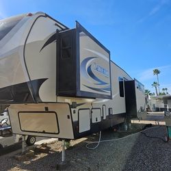2018 Keystone Laredo, Fifth Wheel Three Slides